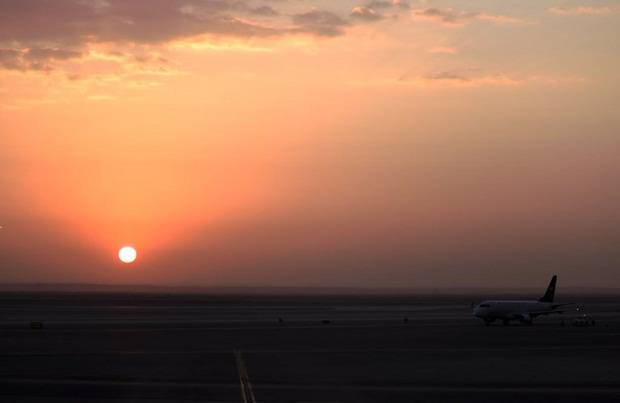 Cảnh bình minh tại sân bay Riyadh Airport