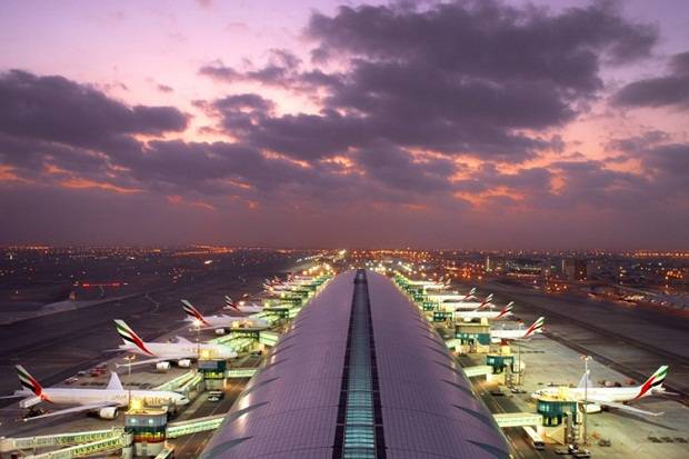 Khung cảnh tuyệt đẹp lúc trời rạng sáng tại sân bay quốc tế Dubai