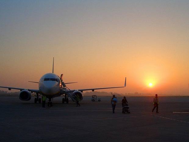 Hành khách xuống máy bay tại sân bay Parayas ở Santander, Tây Ban Nha. 