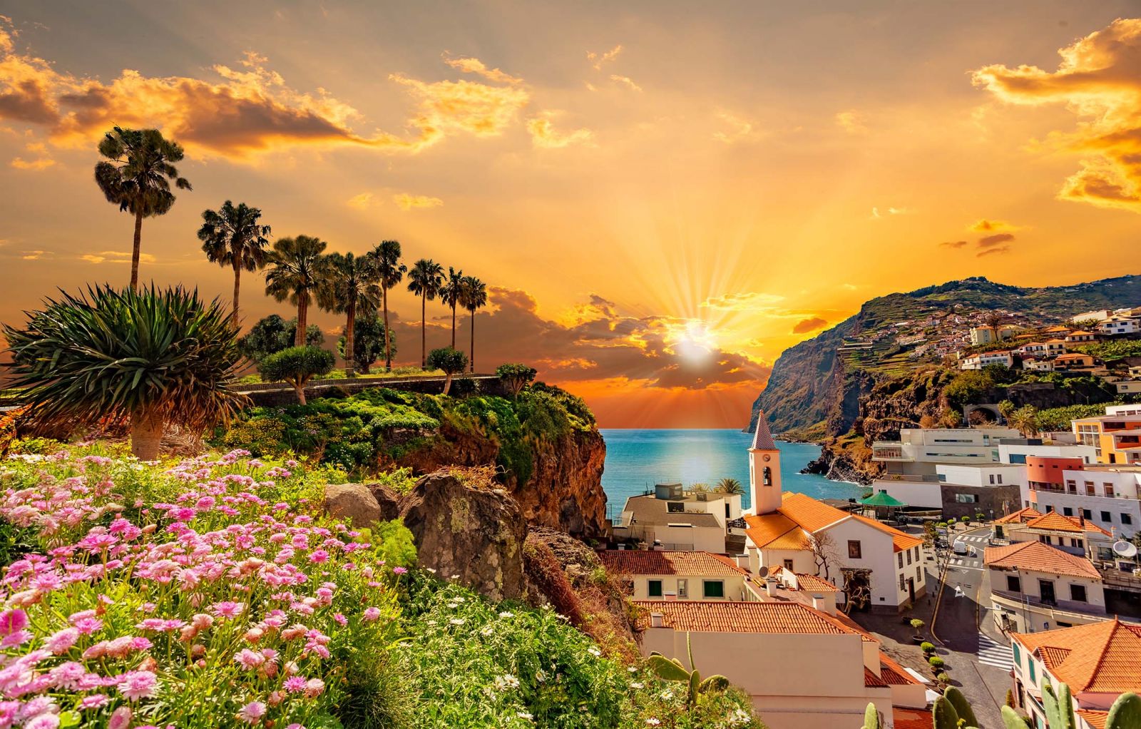  Madeira là một trong những hòn đảo xa xôi và kỳ lạ nhất của Châu Âu. 