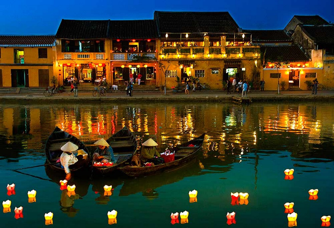 Hội An là khu phố cổ ven sông, nó giống như một bức tranh bưu ảnh của một thành phố quê Việt Nam