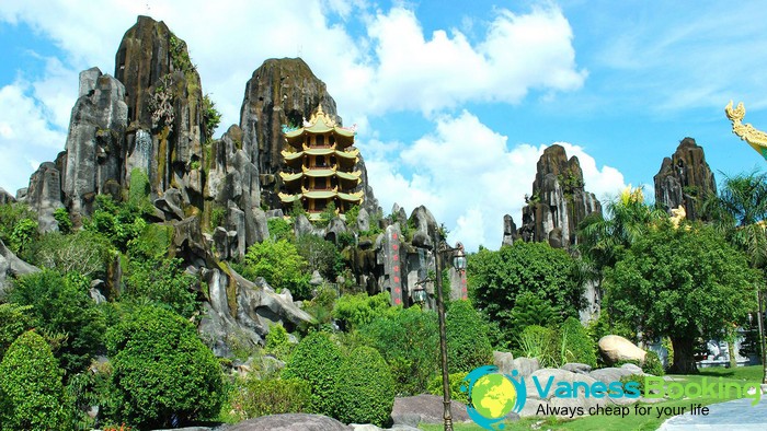 Ngũ Hành Sơn là một cụm gồm 5 ngọn đồi đá vôi và đá cẩm thạch thuộc huyện Hòa Hải