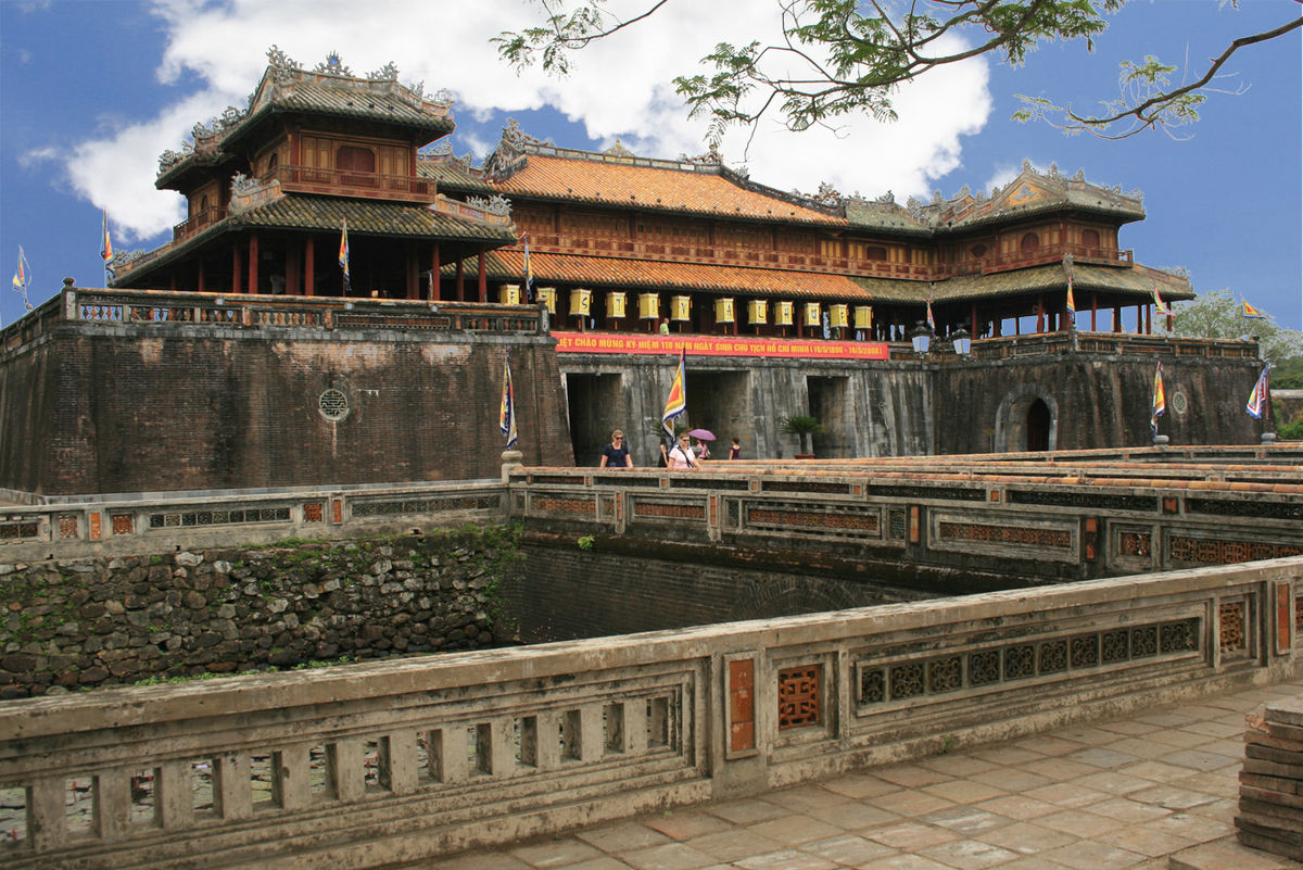 Pháo đài và cung điện có tường bao này từng là nhà của các hoàng đế Việt Nam