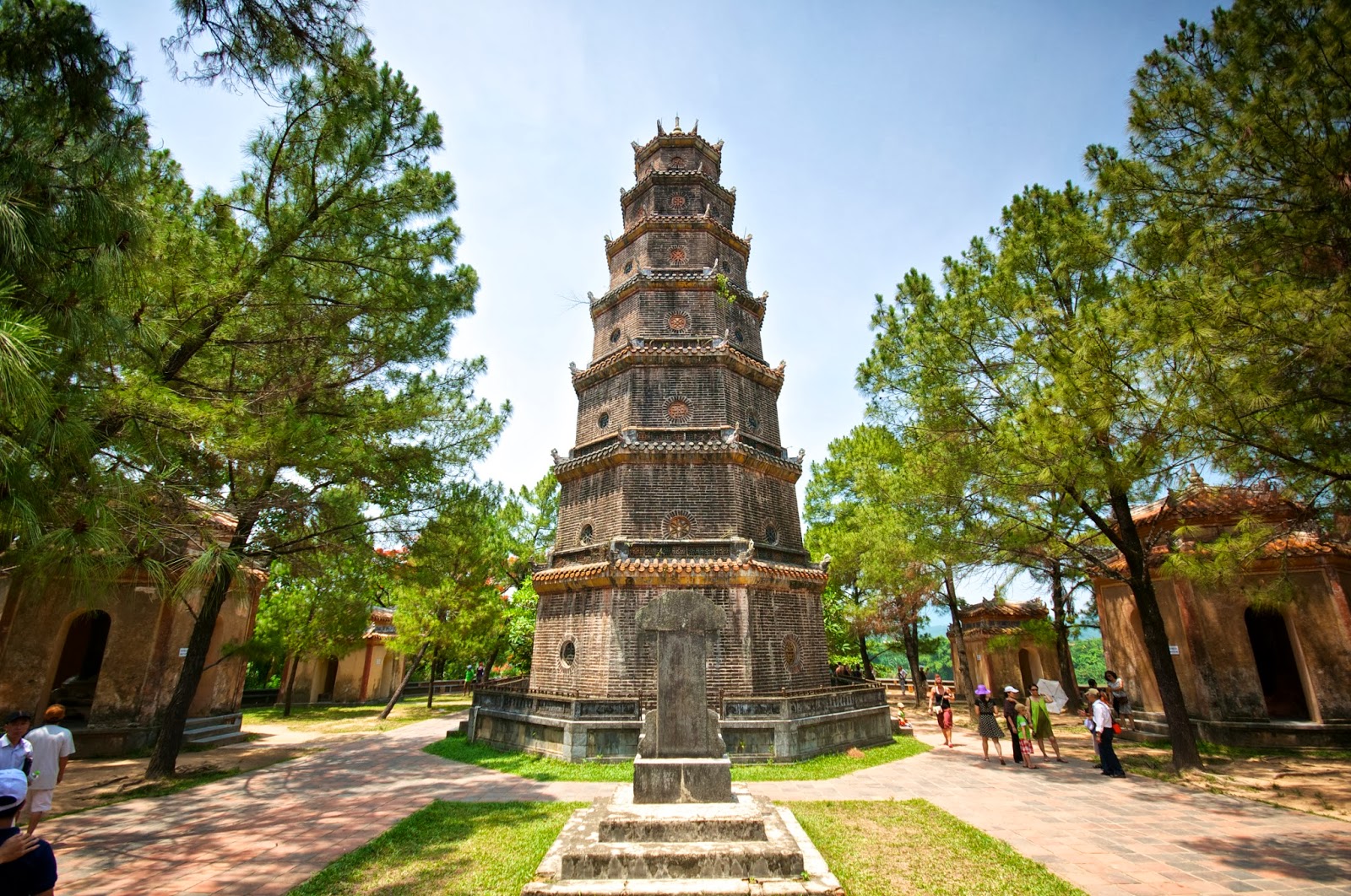 Chùa Thiên Mụ được đông đảo du khách ghé thăm
