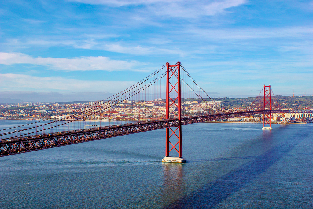 bức tranh toàn cảnh của Lisbon và Cầu 25 de Abril
