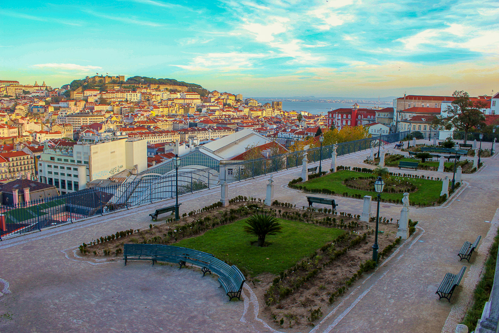 Miradouro de san Pedro de Alcantara có thể trị vì là một trong những điểm ngắm đường chân trời tốt hơn của Phố cổ Lisbon