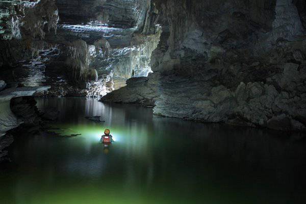 Hệ thống hang động Tú Làn vừa hoang sơ vừa bí ẩn.