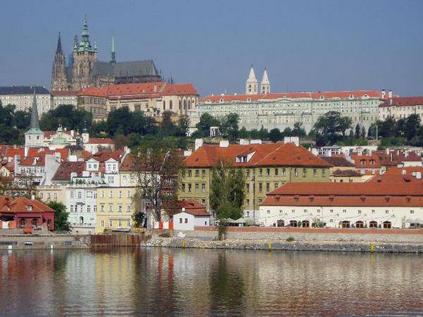 Hradcany, the Castle District, và St. Vitus Cathedral nhìn từ sông Vltava