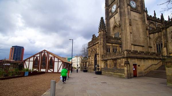 Kiến trúc nhà thờ Manchester nhìn từ bên ngoài