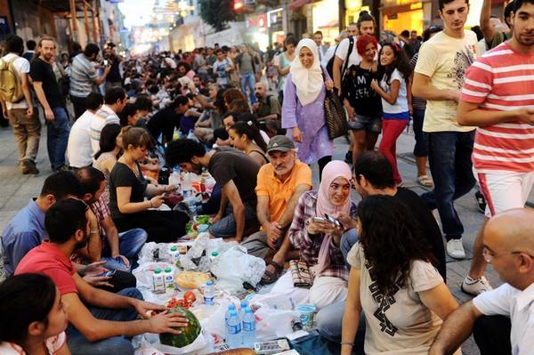 Du khách ăn cùng với người dân trong tháng lễ Ramadan